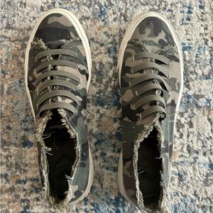 camouflage rocket dog shoes size 9.5